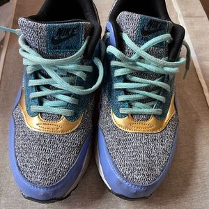 Nike Air Max tennis shoes 💕✨ Women’s size 8.5 // grey + blue gold stripe